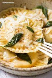 Ziegenkase Ravioli Rezept Mit Brauner Butter Salbei Honig Walnussen Und Senf Nicest Things Ravioli Rezept Rezepte Ravioli
