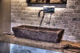 Uriger Waschtrog Aus Grobem Stein Behauen Und Auf Antikem Eichen Holzbalken Gestellt Waschbecken Garten Waschbecken Stein Badezimmer Beispiele