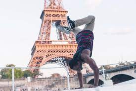Pour les seniors qui aiment la danse, qui recherchent un club ou qui souhaitent apprendre à danser, paris propose de nombreuses adresses adaptées. Les Spots De Street Dance De Paris Avec Junior Video