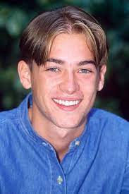 As friends rose in popularity women became obsessed with rachel green's hairstyle. Men S Hair Trend 90s Hair Curtains Glamour Uk