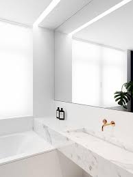 Kleines Weisses Marmor Modernes Badezimmer Mit Spiegel Und Zahler In Einer Nische Minimalistische Bader Moderne Badezimmerideen Badezimmer Renovieren