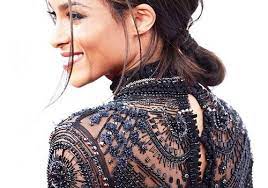 Wavy hair never really goes out of style, does it? 35 Easy Hairstyles For Medium Length Hair