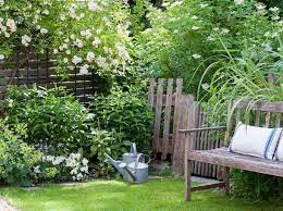 Kleinen Garten Gestalten Ideen Fur Wenig Platz Otto Sichtschutzpflanzen Roombeez Diese Gestaltungsti Small Garden Design Small Garden Creative Gardening
