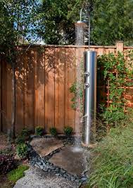 14 Designs Fur Anregende Gartenduschen Aussenbad Gartendusche Solardusche Garten