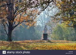 Dieses Stockfoto Dresden Kunststoff Venus Amor Die Flugel Schneiden In Den Park Der Wiese Plastik Venus Amor Die Flugel B Dresden Stockfotografie Stockfoto