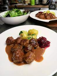 Wer Isst Sie Nicht Gerne Die Kottbullar Mit Dunkler Sauce Preiselbeeren Und Erdapfeln Man Kann Sie Auch Ganz E Lebensmittel Essen Ikea Essen Leckeres Essen