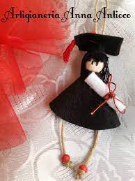 Bomboniere Laurea Personalizzate La Caratteristica Che Le Distingue Dalle Solite Bomboniere E Nell Essere State Progettate Pensan Bomboniere Laurea Bamboline