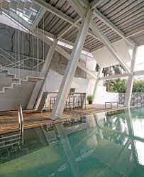 Schrages Haus Terrasse Mit Schwimming Pool Kuche In Hochglanz Weiss Architect House Architect Design Architecture House