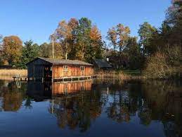 Komfort Ferienhaus Am Zootzensee Inkl 4 000 Qm Seegrundstuck 2 Ps Angelkahn Sauna Ferienhaus Ferien Bootshaus