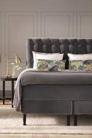 Boxspringbett In Dunkelgrau Mit Gepolstertem Kopfteil Boxspringbett Lesen Im Bett Schlafcouch