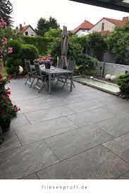 Terrassenideen Mit Grauen Terrassenplatten Wirkt Modern Und Wohnlich Kundenprojekt Hinterhof Terrassen Designs Gartengestaltung Terrassen Ideen
