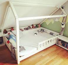 Das Bett Fur Unseren Nicht Mehr Ganz So Kleinen Ist Ubrigens Inzwischen Fertig Das Dach Hat Mich Doch So Ei Kinder Zimmer Kinderschlafzimmer Bett Kinderzimmer