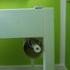 Diy Maltisch Ikea Hack Befestigung Der Papierrolle Kinder Zimmer Kinderzimmer Ikea Basteltisch