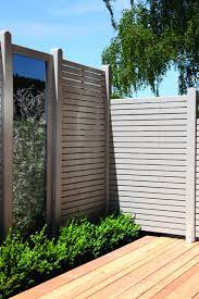 Sichtschutz Kombiniert Aus Sichtschutzzaun Rhombus Und Glas Das Glat Setzt Einen Dekorativen Und Moderne Gartengestaltung Sichtschutz Garten Holzsichtschutz