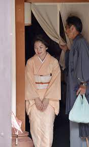 ながながと おおきに 芸妓の名残す三角の紙 結婚へ 祇園の引退式 毎日新聞