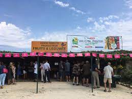 Les fruits et légumes nettoyés et traités seront emballées dans les sachets plastiques ou dans les cartons et conservées à l'état frais pour la vente. Le Vrai Du Faux Des Stands De Vente En Bord De Route