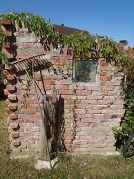Mauer Aus Alten Backsteinen Steinmauer Garten Gartenmauern Ruinenmauer