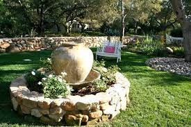 Garten Brunnen Aus Stein 25 Ideen Fur Dekorative Zierbrunnen Einfache Gartengestaltung Gartendesign Ideen Brunnen Garten