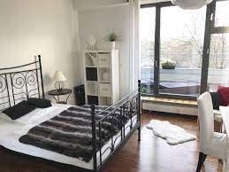 Schickt Eingerichtetes Schlafzimmer Mit Schwarz Weissen Mobeln Schlafzimmer Einrichtung Einrichtungsidee Metallbet Schlafzimmer Einrichten Zimmer Wg Zimmer