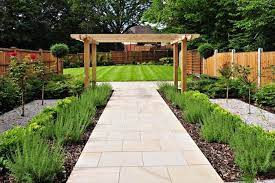 Gartengestaltung Ideen Grosser Garten Mit Naturstein Keramikfliesen Und Vielen Grunen Pflanzen Gartengestaltung Garten Design Garten Gestalten