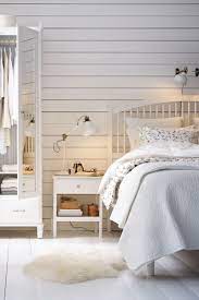 Bettgestell Aus Massivem Holz Mit Kopfteil In Weiss Schlafzimmer Im Skandinavischen Stil Bettgestell Zimmer Einrichten