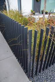 Zaun Im Vorgarten Gestalten Modern Metall Latten Grau Kies Graeser Deko Vorgarten Gestalten Vorgarten Vorgarten Zaun