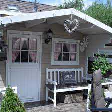 Ein Gemutliches Gartenhaus In Grau Und Weiss Mit Kuschelige Terrase Und Eine Bank Fur Die Sitzung In Die Schonen Abende Bekomm Garten Gartenhaus Cottage Garten