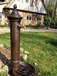 Wasser Zapfstelle Als Hubscher Standbrunnen Stehbrunnen Mit Messing Hahn Wasserhahn Garten Wasserzapfstelle Wasserzapfsaule Garten