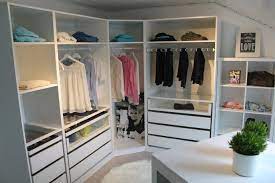 Ikea Schrank Fur Schrage Begehbarer Kleiderschrank System Mit Modernem Design Ikea Pax Wardrobe Ikea Pax Closet Planning
