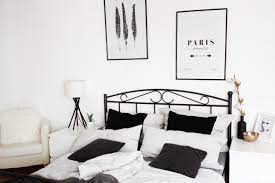Schlafzimmer Einrichtung Bett Interior Dekoration Wohnen Schwarz Weiss Minimalistisch Metallbe Schlafzimmer Einrichten Zimmer Schoner Wohnen Schlafzimmer