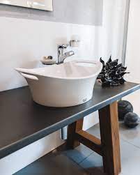 Ein Aufgesetztes Waschbecken Liegt Momentan Voll Im Trend Und Macht Dein Bad Zu Einem Echten Hingucker Vor Allem In Badausstellung Badsanierung Bad Einrichten