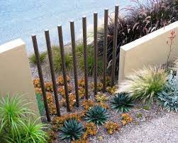 63 Gartenzaun Ideen Den Notigen Sichtschutz Im Vorgarten Schaffen Modernes Zaun Design Landschaftsdesign Vorgarten