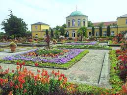 Sommerliche Ansicht Auf Das Historische Hauptgebaude Im Berggarten Hannover Herrenhausen Aufgenommen Und Deutsche Landschaft Landschaftsbilder Grosser Garten