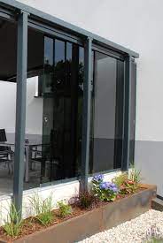 Freistehender Windschutz Mit Glasschiebewand Fur Terrasse In Osterreich Windschutz Terrasse Windschutz Terassenentwurf