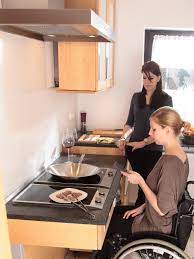 Die Barrierefreie Kuche Aus Massivholz Fur Rollstuhlfahrer Die Mobelmacher Barrierefreies Wohnen Massivholzkuchen Kuche