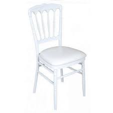Les signes unique seraient look superbes sur le dos de la chaises à la réception de nouveaux mariés ! Chaise Napoleon Blanche Location