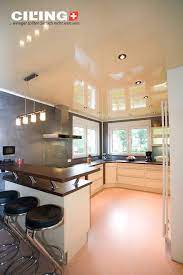 Offene Kuche Mit Einer Glanzenden Spanndecke Verschonern Spanndecken Kuche Weisse Kuche