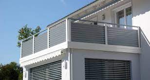 Blickdichtes Gelander Mit Schragen Lamellen Balkon Gelander Design Balkon Sichtschutz Gelander Balkon