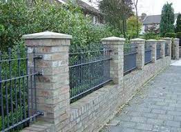 Schlichter Zaun Und Pfeiler Vorgarten Zaun Zaun Garten Zaun