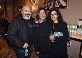 Έχει εμφανιστεί σε πολλές θεατρικές παραστάσεις από νεαρή ηλικία. Elisabet Kwnstantinidoy Me Ton Prwhn Syzygo Kai Thn Korh Ths