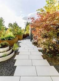 Kreativer Gartenweg Aus Betonplatten Godelmann Gartenweg Garten Moderner Garten Garten Design