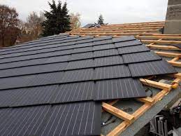 Die Auf Dem Dach Verlegten Pv Dachschindeln Solarpanels Solarenergy Solarpower Solargenerator Solarpanelkits Solar Panels Solar Roof Tiles Best Solar Panels
