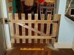 Absperrgitter Fur Kinder Oder Hunde Diy Paletten Bemalte Paletten Absperrgitter Hund