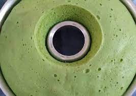 Kue bolu paling enak disajikan dengan segelas teh hangat atau kopi untuk menemani waktu bersantai bersama keluarga. Resep Bolu Pandan 4 Telur Simpel Dan Super Lembut Oleh Mom Aca Cookpad