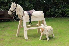 Im Doppelpack Der Sonne Entgegen Holzpferd Princess Und Ihr Kleiner Buttjer Geniessen Die Ersten Sonnenstrah Holzpferd Holzpferd Selber Bauen Holzpferd Garten
