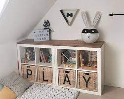 Spielzeug Aufbewahren Eine Super Idee Ikea Kallax Regal Mit Korben Auf Diese Wird Jeweils Ein Buchstab Regal Mit Korben Spielzeug Aufbewahren Kinder Zimmer