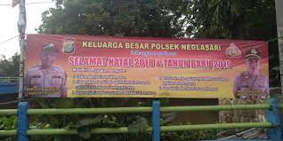Selamat hari natal dan tahun baru bagi yang merayakan untuk yang tidak merayakan mari kita saling menghargai tanpa harus mencela ataupun memberikan kata yang tidak pantas. Ciptakan Situasi Kondusif Jelang Perayaan Natal Dan Tahun Baru Kapolsek Neglasari Pasang Spanduk Himbauan Kamtibmas Polres Metro Tangerang Kota