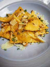 Rezepte Fur Selbstgemachte Pasta Triangoli Mit Ziegenkase Walnuss Fullung Thymianbutter Ravioli Fullung Rezept Ziegenkase Rezepte