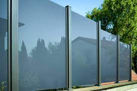 Wind Und Sichtschutz Modell Glarus Pfosten In Eisenglimmer Glas Grau Satiniert Sichtschutz Terrasse Glas Glaszaun Sichtschutz Glas