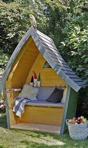 Schattenplatz Fur Den Garten Kleine Holzhutte Im Garten Von Gerling Mehr Hutten Bei Garten Und Frei Holzhutte Garten Garten Und Outdoor Philosophenbank